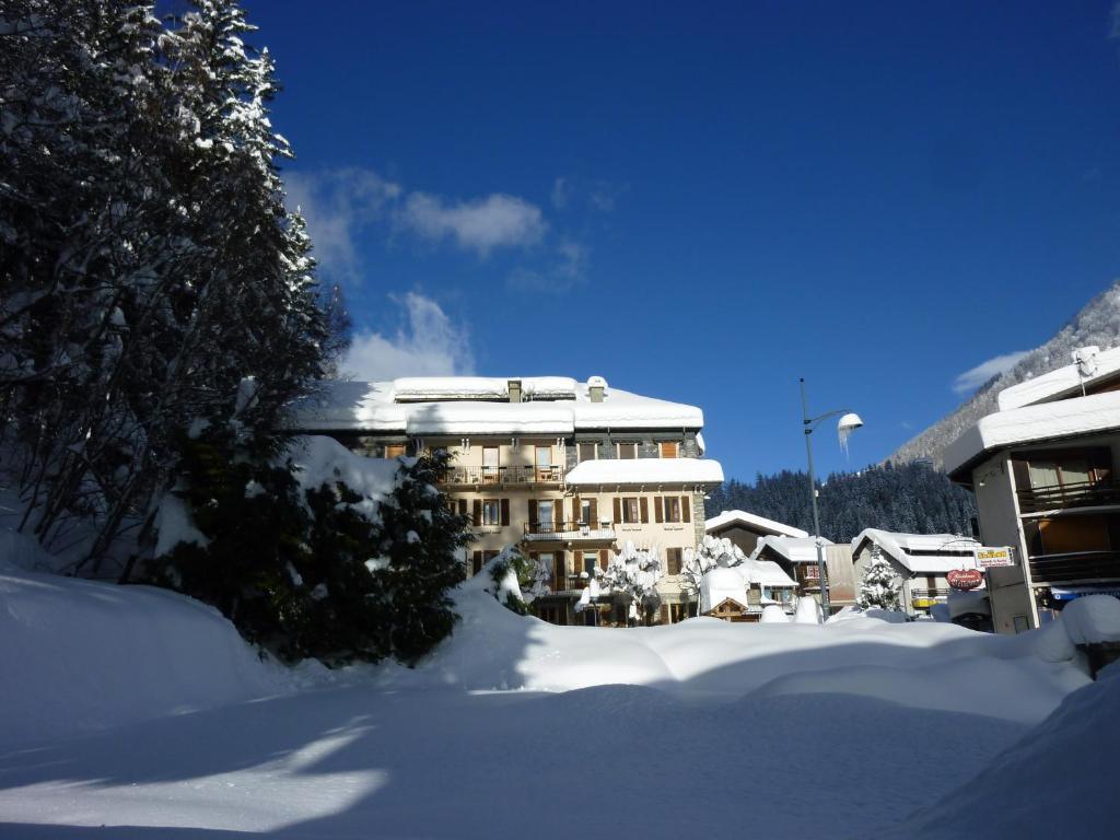 Hotel Restaurant La Couronne Chamonix Esterno foto